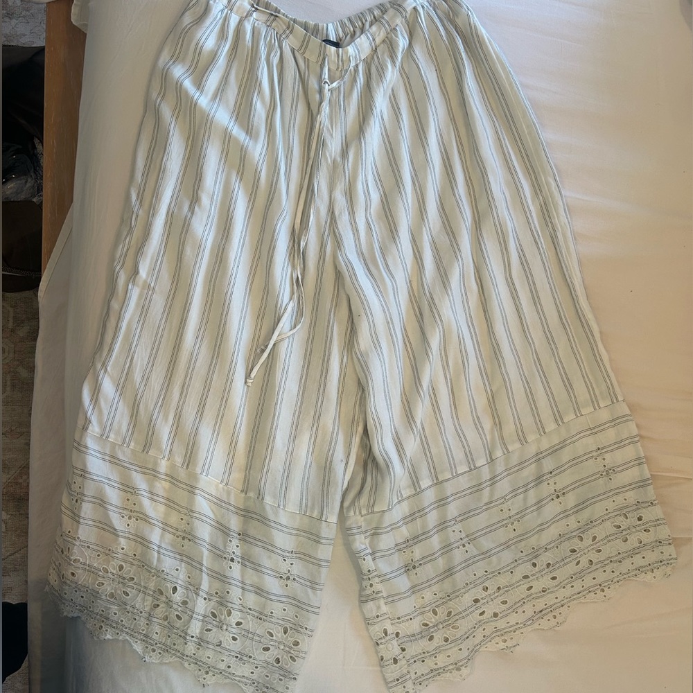 Women’s flowy cropped pants